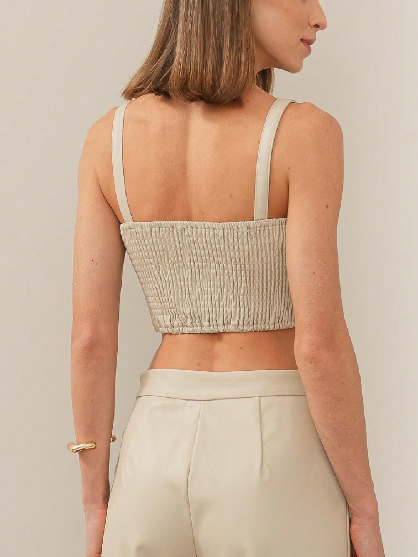 Top Regata Cropped de Couro com Detalhe em Metal Dourado