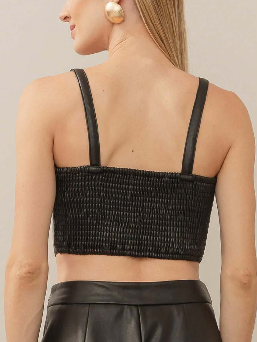 Top Regata Cropped de Couro com Detalhe em Metal Dourado